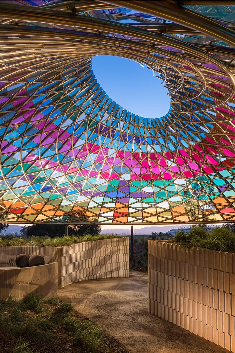 オラファー・エリアソンが米カリフォルニア州のワイナリーにパビリオンを建設 Olafur Eliasson's Design Studio Creates Technicolor Pavilion for Californian Winery