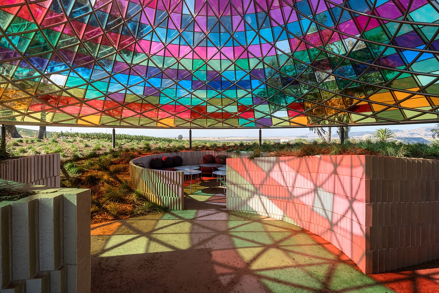 オラファー・エリアソンが米カリフォルニア州のワイナリーにパビリオンを建設 Olafur Eliasson's Design Studio Creates Technicolor Pavilion for Californian Winery