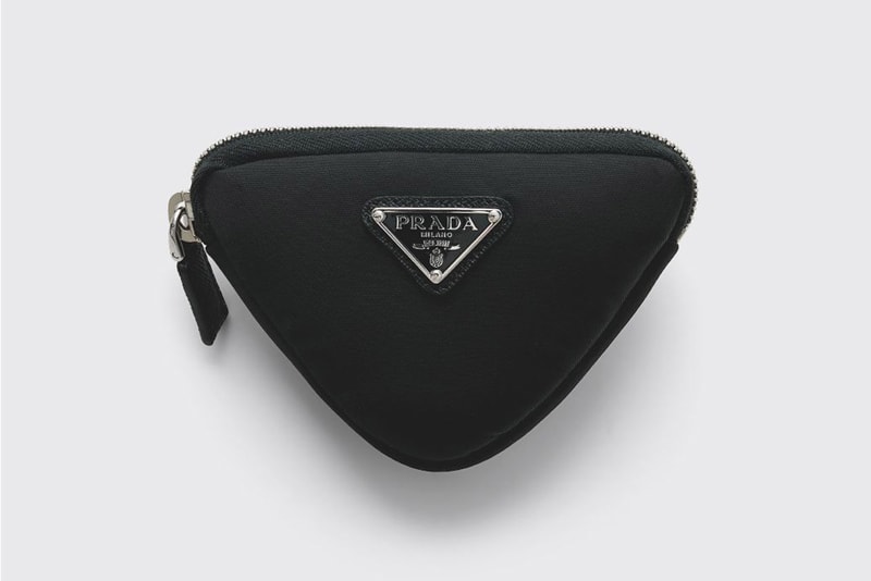 プラダから三角形のミニポーチ付きベルトが登場 Prada's Re-Nylon Pouch Belt Combines Form and Function