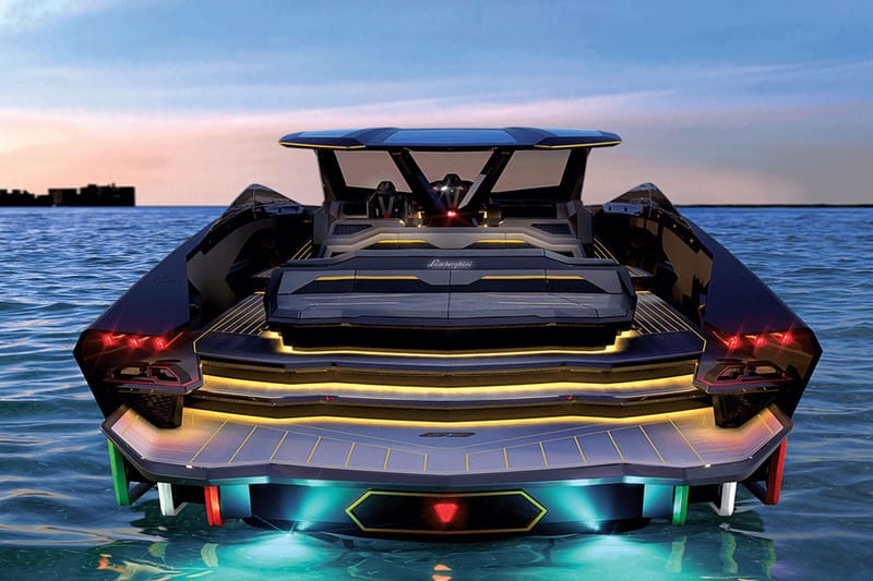 伊の高級ヨットメーカーと Lamborghini によるコラボで作られたスーパーヨットがマイアミの港に納艇