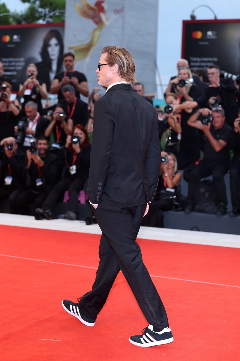 ブラッド・ピットがヴェネチア国際映画祭でドレスダウンの見本のようなフォーマルの着こなしをお披露目 Brad Pitt shows off the best example of his dress-down formal wear at the Venice International Film Festival.