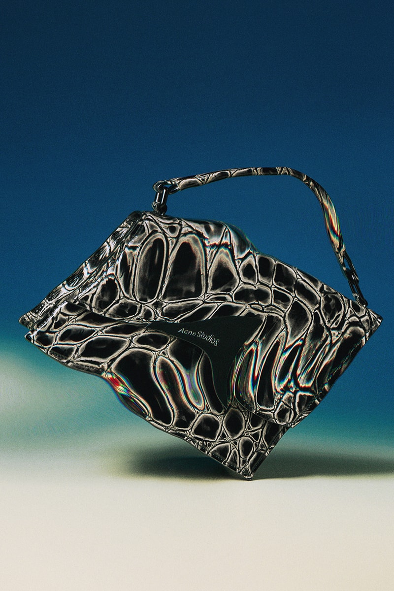 アクネ ストゥディオズのアイコニックなディストーションバッグに新作が登場 Acne Studios Distortion Bag Campaign Imagery Keisuke Otobe Jonny Johansson Release Information Drop