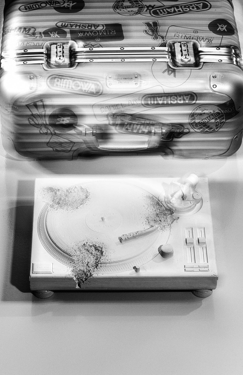 ダニエル・アーシャム x リモワからターンテーブルが内蔵されたパイロットケースが登場 Daniel Arsham x RIMOWA Eroded Pilot Case Collaboration Luggage Art Release Information 