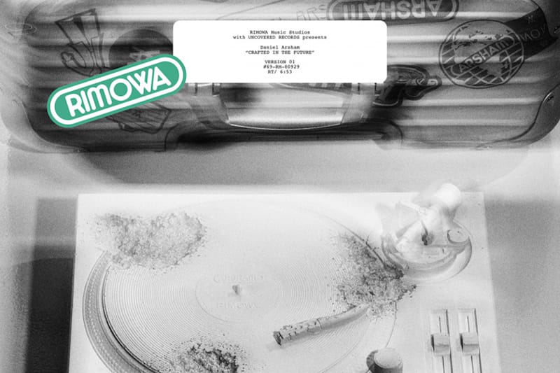 ダニエル・アーシャム x RIMOWA がターンテーブルのオブジェを内蔵したパイロットケースを発売