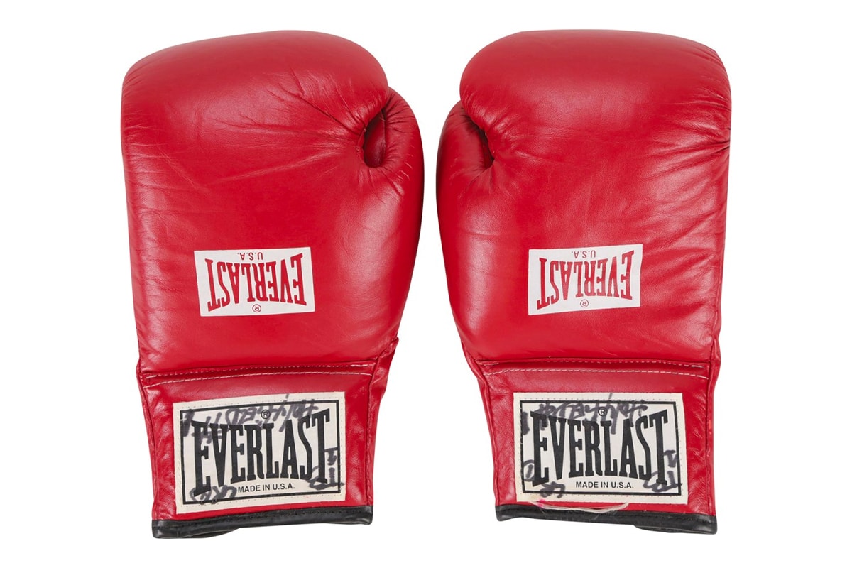 マイク・タイソンとの伝説の試合でイべンダー・ホリフィールドが付けたグローブがオークションに出品 Evander Holyfield's Gloves From Infamous Ear-Biting Fight With Mike Tyson Are up for Auction boxing lelands auctions gloves heavyweight