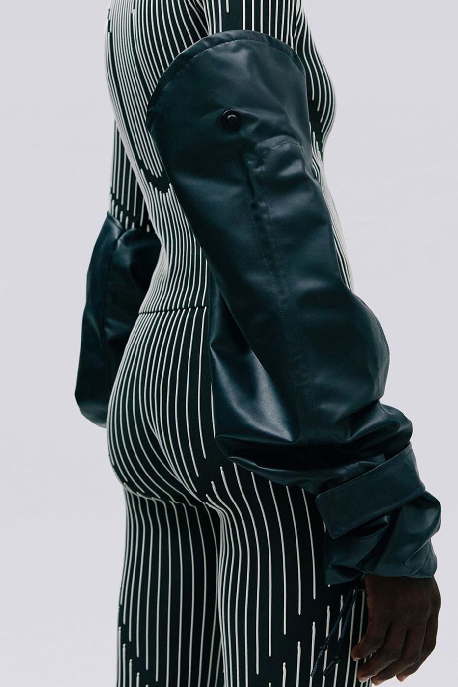 メルセデス・ベンツ x Acte TMによる服と車のデザインを融合させたカプセルコレクションに注目　mercedes benz acte tm acc01 white airbag leather briefcase mseat overalls fashion automotive design lookbook info
