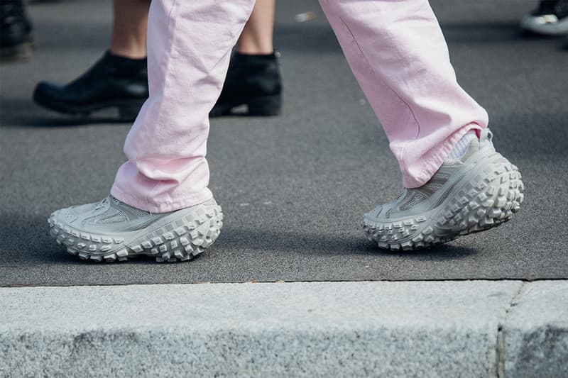 2023年春夏ミラノ・ファッションウィークにおける足元のトレンドをチェック Streetstyle Footwear：Milan Fashion Week Spring/Summer 2023 Here Are the Biggest Street Style Footwear Trends at Milan Fashion Week SS23 balenciaga asics nike foamposite comme des garcon mules clogs bottega rain boots crocks mule