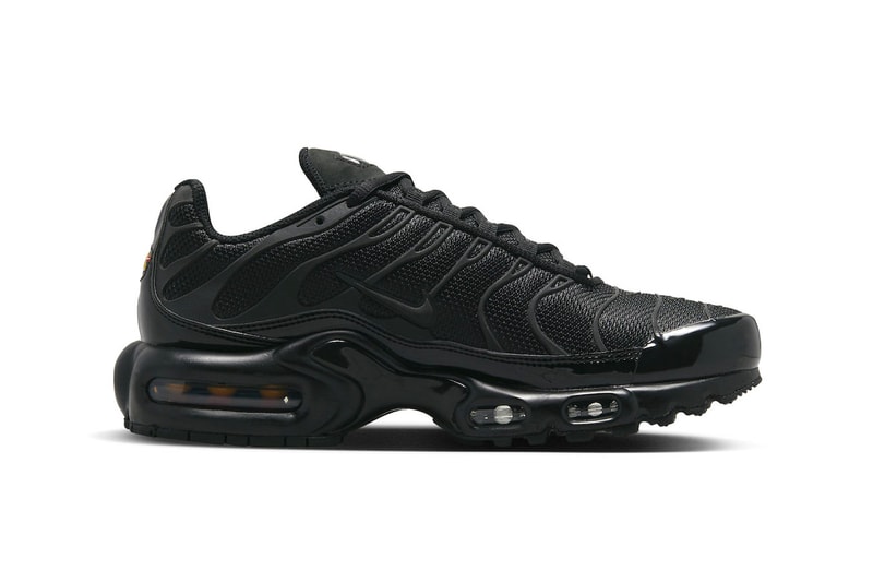 ナイキからクラシックな雰囲気の新作  エアマックスプラス “ブラックリフレクティブ”が登場 Nike Air Max Plus Surfaces in a Sleek "Black Reflective" Colorway FB8479-001 release info shoes nubuck mesh running shoes swoosh