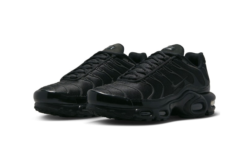 ナイキからクラシックな雰囲気の新作  エアマックスプラス “ブラックリフレクティブ”が登場 Nike Air Max Plus Surfaces in a Sleek "Black Reflective" Colorway FB8479-001 release info shoes nubuck mesh running shoes swoosh