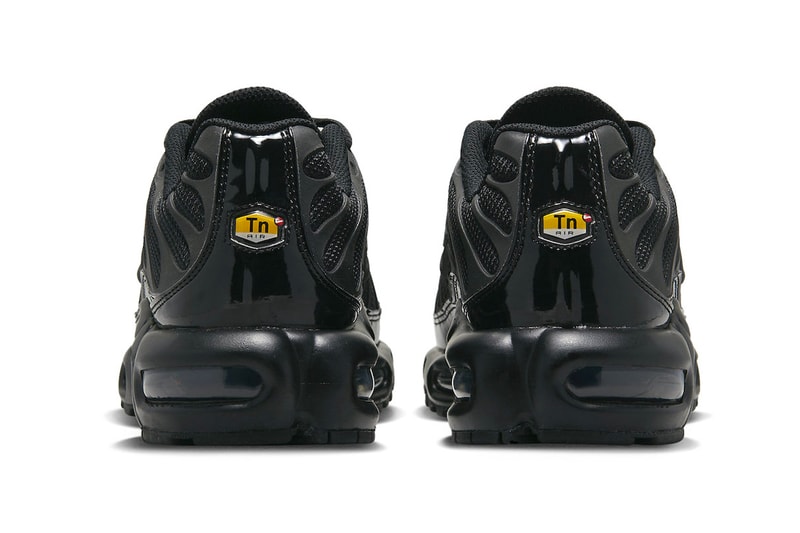 ナイキからクラシックな雰囲気の新作  エアマックスプラス “ブラックリフレクティブ”が登場 Nike Air Max Plus Surfaces in a Sleek "Black Reflective" Colorway FB8479-001 release info shoes nubuck mesh running shoes swoosh