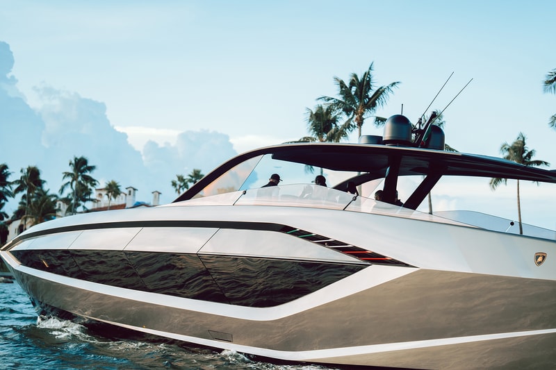 伊の高級ヨットメーカーとランボルギーニによるコラボで作られたスーパーヨットがマイアミの港に納艇　Prestige Marine First Tecnomar for Lamborghini yacht First North American Miami Delivery Closer Look luxury supercars boats 