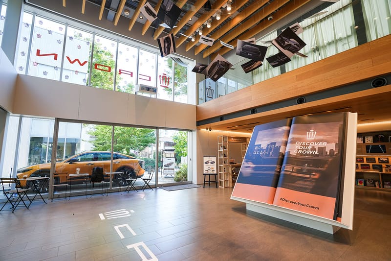 TOYOTA が代官山蔦屋のポップアップギャラリーで新生 CROWN をお披露目