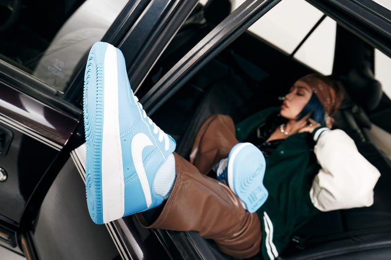 “University Blue” を纏った Nike Air Force 1 が atmos pink にてリリース