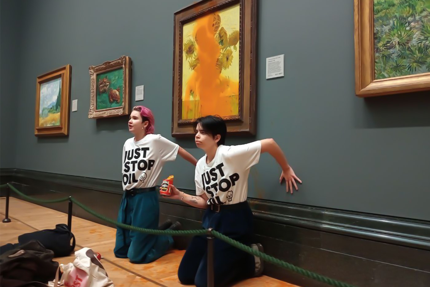 ゴッホの代表作 “ひまわり”にトマトスープをぶっかけた2人の若者が逮捕される Climate Activists Heinz Soup Van Gogh Sunflowers Art