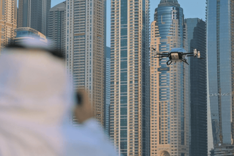 中国の電気自動車メーカー シャオペンが空飛ぶ車の打ち上げを成功 Flying Car Takes Off in Dubai