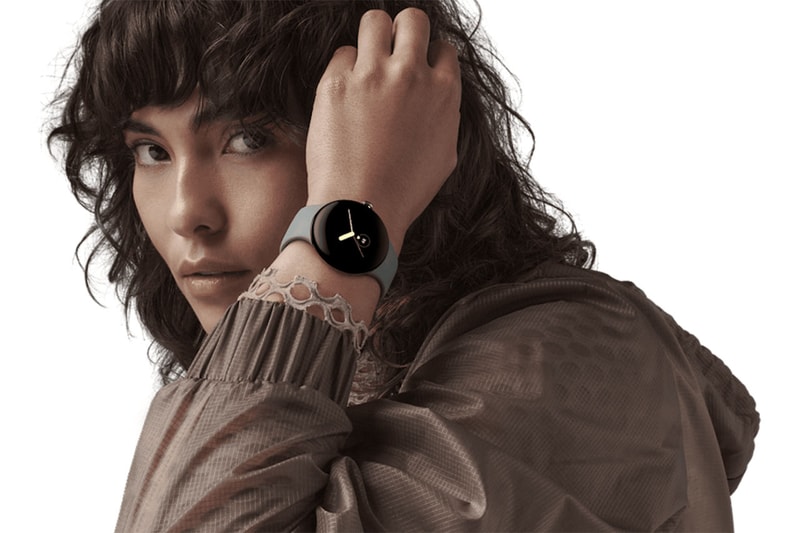 グーグル初のスマートウォッチ ピクセルウォッチの発売日が決定Google Pixel Watch Fitbit First ever smartwatch circular face bulbous dome face steel matte black charcoal 
