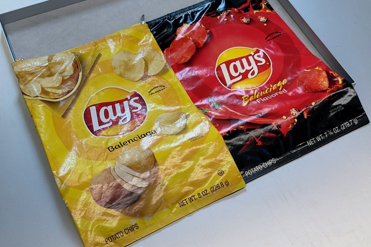 バレンシアガがレイズのパッケージを忠実に再現したバッグを約27万でリリース？ Lay's Balenciaga Potato Chip Bag Clutch $1,800 USD Price Info