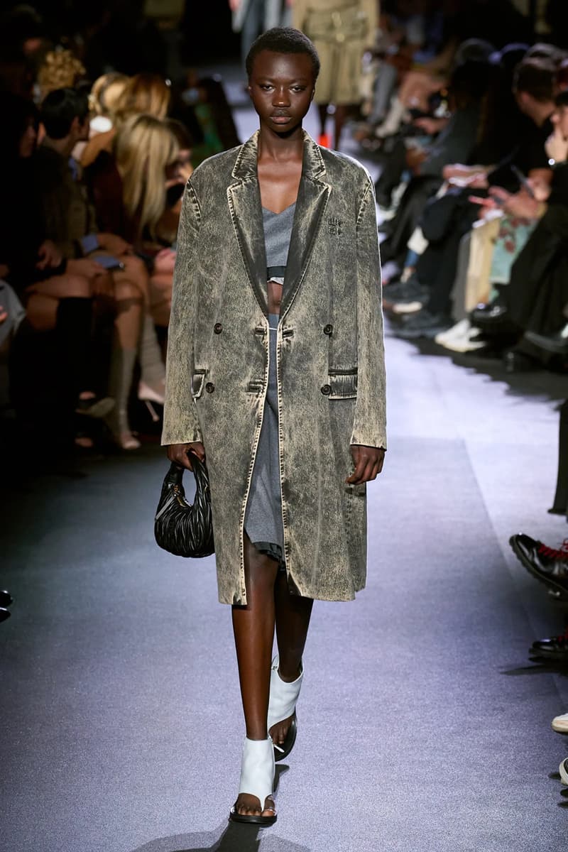 ミュウミュウ 2023年春夏コレクション Miu Miu’s Barely-There Mini’s and Stonewashed Denim Added One Last Jolt of Fun to Paris’ SS23 Collections