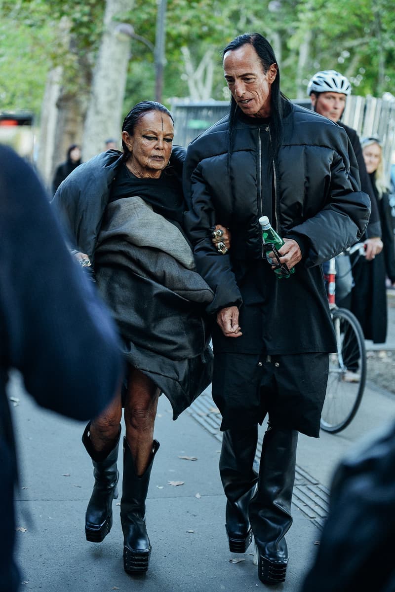 ストリートスタイル：パリ・ファッションウィーク ウィメンズ 2023年春夏 Paris Fashion Week SS23 Street Style Looks emma chamberlain rick owens michele lamy matthew m williams balenciaga kenzo nigo sita bellan loewe miu miu chanel givenchy thom browne monochrome suits suiting tailoring weather fall october september