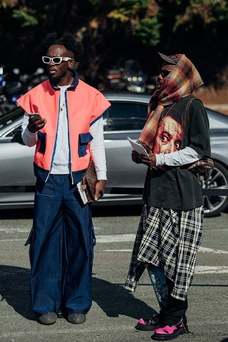 ストリートスタイル：パリ・ファッションウィーク ウィメンズ 2023年春夏 Paris Fashion Week SS23 Street Style Looks emma chamberlain rick owens michele lamy matthew m williams balenciaga kenzo nigo sita bellan loewe miu miu chanel givenchy thom browne monochrome suits suiting tailoring weather fall october september