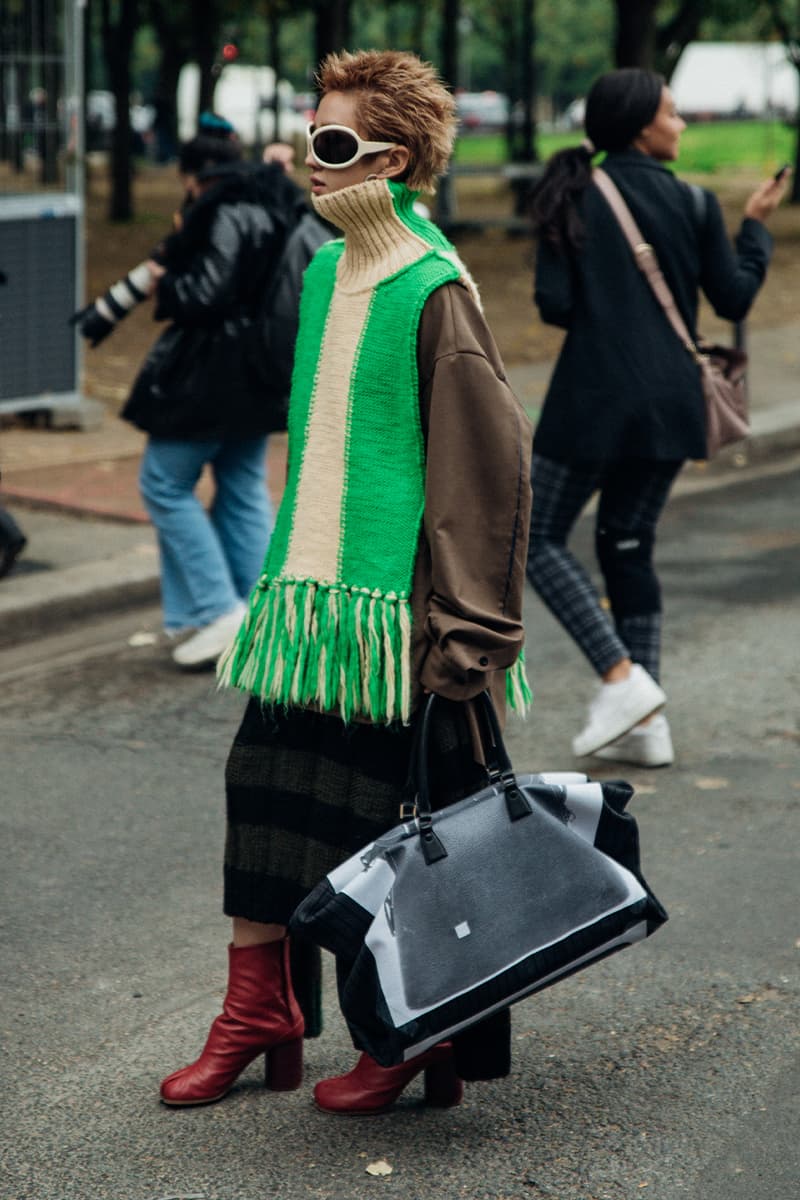 ストリートスタイル：パリ・ファッションウィーク ウィメンズ 2023年春夏 Paris Fashion Week SS23 Street Style Looks emma chamberlain rick owens michele lamy matthew m williams balenciaga kenzo nigo sita bellan loewe miu miu chanel givenchy thom browne monochrome suits suiting tailoring weather fall october september