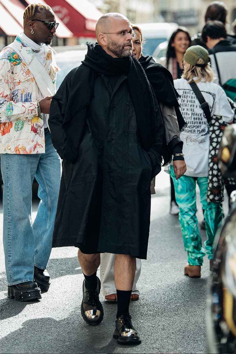 ストリートスタイル：パリ・ファッションウィーク ウィメンズ 2023年春夏 Paris Fashion Week SS23 Street Style Looks emma chamberlain rick owens michele lamy matthew m williams balenciaga kenzo nigo sita bellan loewe miu miu chanel givenchy thom browne monochrome suits suiting tailoring weather fall october september