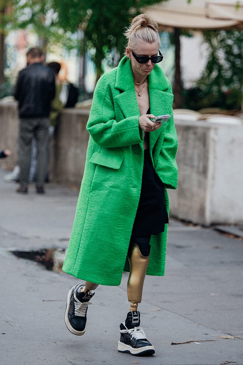 ストリートスタイル：パリ・ファッションウィーク ウィメンズ 2023年春夏 Paris Fashion Week SS23 Street Style Looks emma chamberlain rick owens michele lamy matthew m williams balenciaga kenzo nigo sita bellan loewe miu miu chanel givenchy thom browne monochrome suits suiting tailoring weather fall october september