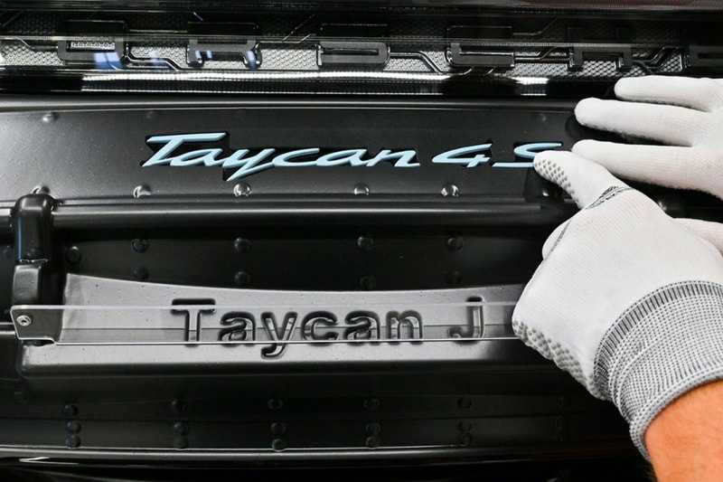 ポルシェブラックピンクのジェニー専用タイカン4Sクロスツーリスモをお披露目 Jennie ruby jane kim blackpink south korea girl group sonderwunsche program taycan 4s cross turismo paint to sample metallic black electric meissenblue news info