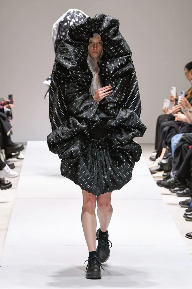 コム デ ギャルソン 2023年春夏コレクション Rei Kawakubo Served Muted Elegance at COMME des GARÇONS SS23 Paris Fashion Week Spring Summer 2023 Runway