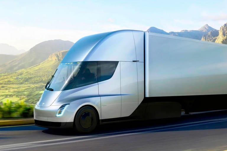 高速道路で立ち往生する Tesla Semi の姿が目撃されてしまう