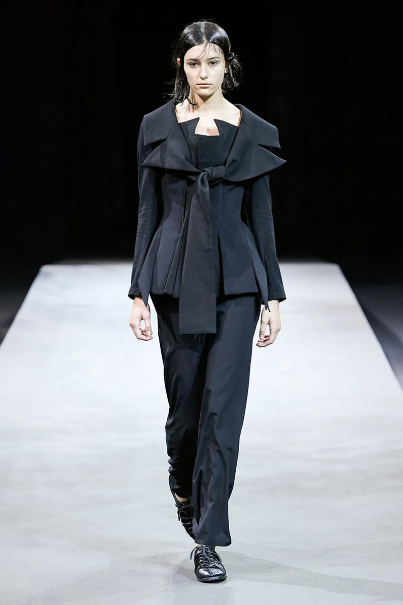 ヨウジヤマモト 2023年春夏コレクション Yohji Yamamoto’s Tattered Elegance Set a Halfway Mark for Paris’ SS23 Collections