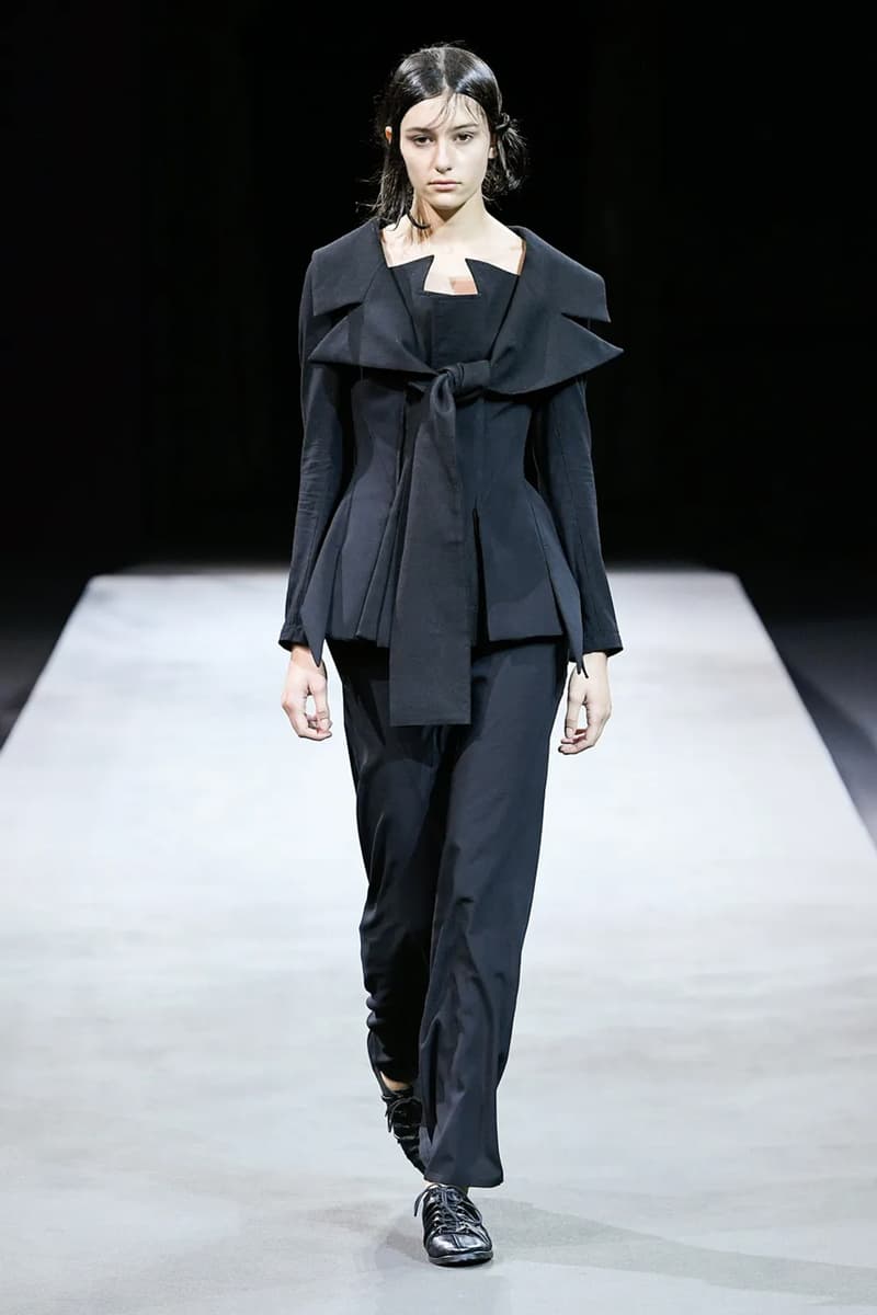 ヨウジヤマモト 2023年春夏コレクション Yohji Yamamoto’s Tattered Elegance Set a Halfway Mark for Paris’ SS23 Collections