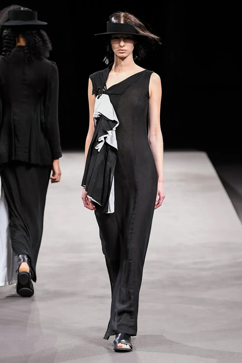 ヨウジヤマモト 2023年春夏コレクション Yohji Yamamoto’s Tattered Elegance Set a Halfway Mark for Paris’ SS23 Collections