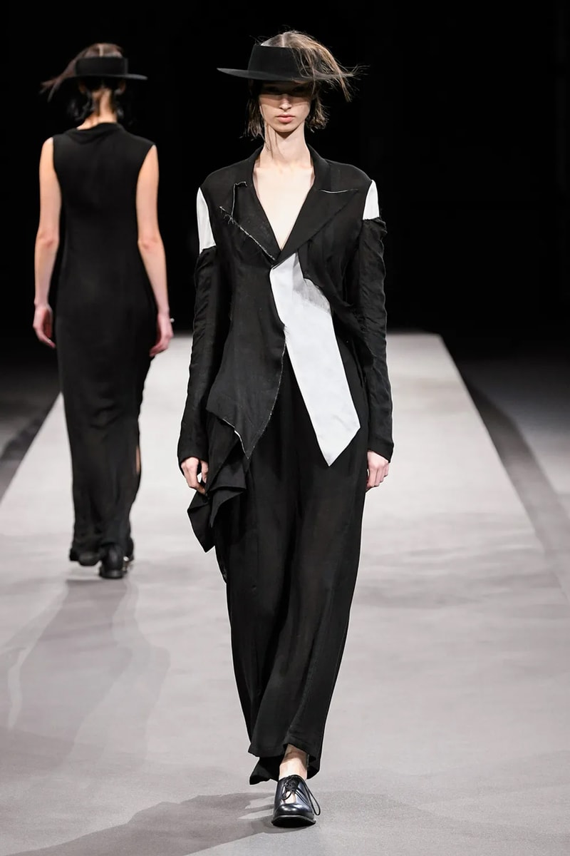 ヨウジヤマモト 2023年春夏コレクション Yohji Yamamoto’s Tattered Elegance Set a Halfway Mark for Paris’ SS23 Collections