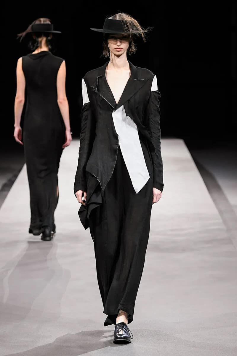 ヨウジヤマモト 2023年春夏コレクション Yohji Yamamoto’s Tattered Elegance Set a Halfway Mark for Paris’ SS23 Collections