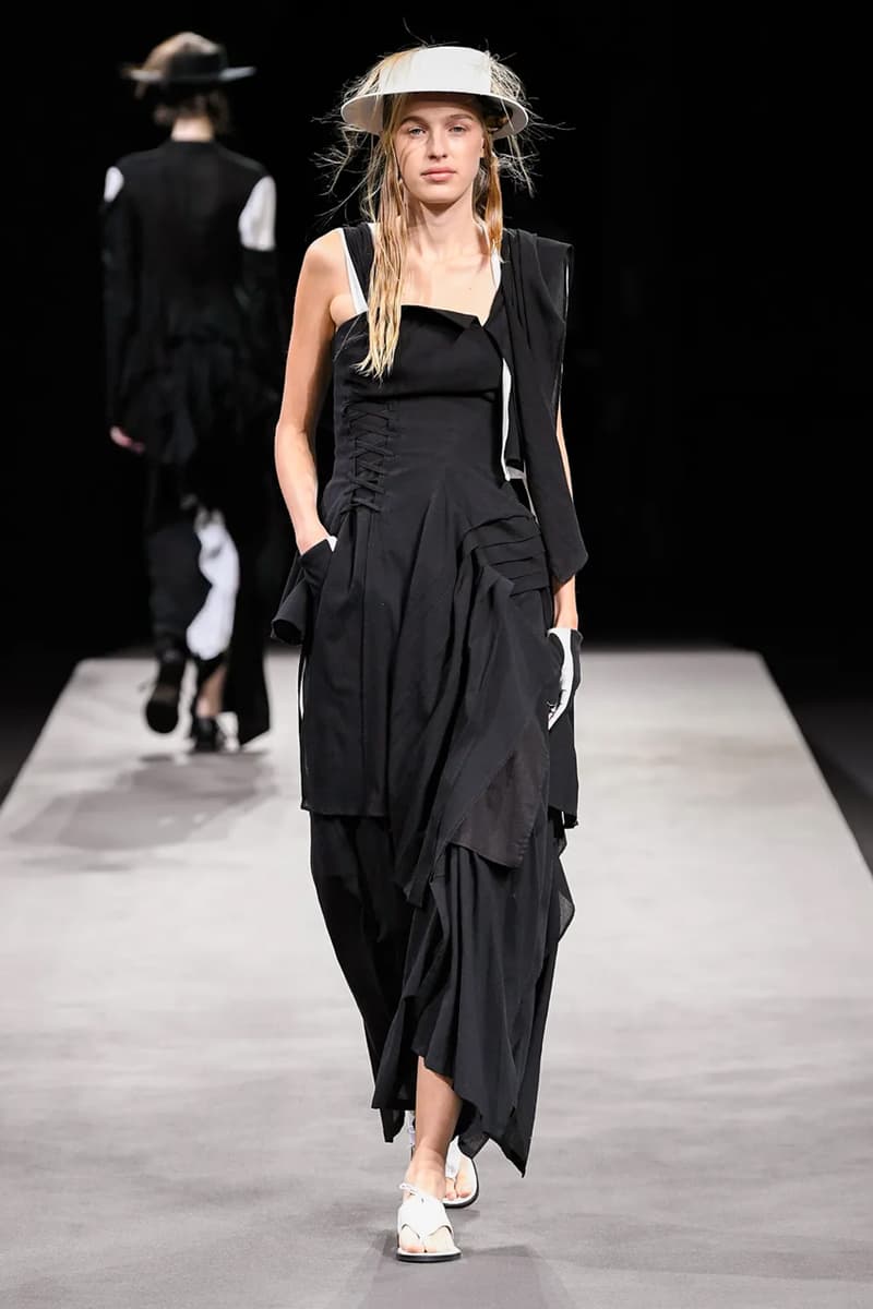 ヨウジヤマモト 2023年春夏コレクション Yohji Yamamoto’s Tattered Elegance Set a Halfway Mark for Paris’ SS23 Collections