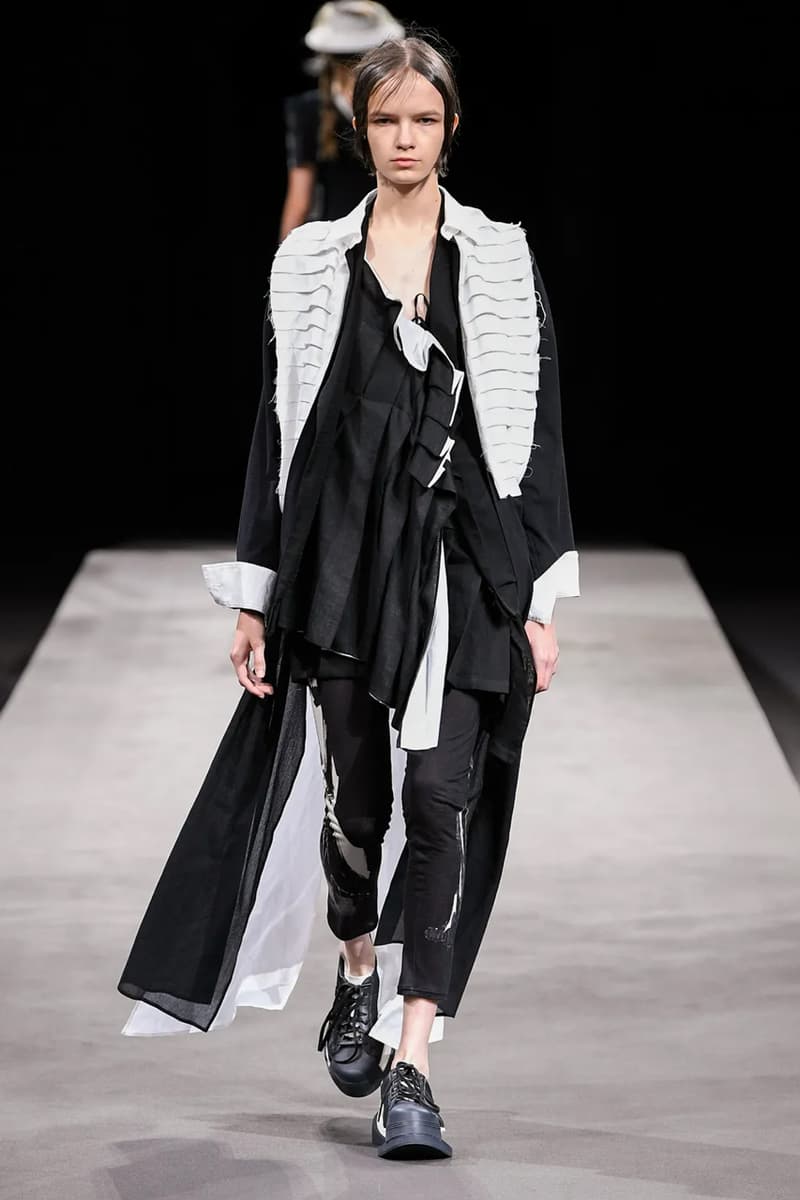 ヨウジヤマモト 2023年春夏コレクション Yohji Yamamoto’s Tattered Elegance Set a Halfway Mark for Paris’ SS23 Collections