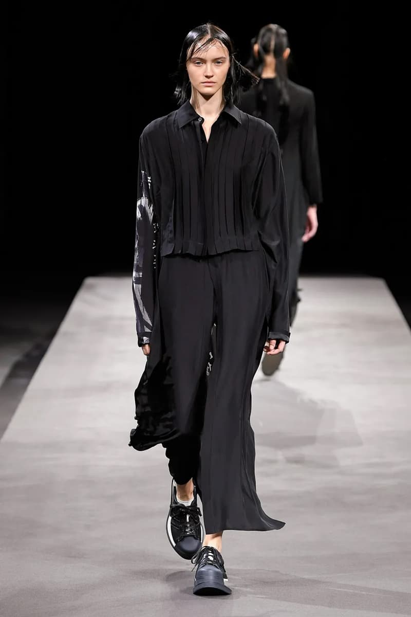 ヨウジヤマモト 2023年春夏コレクション Yohji Yamamoto’s Tattered Elegance Set a Halfway Mark for Paris’ SS23 Collections