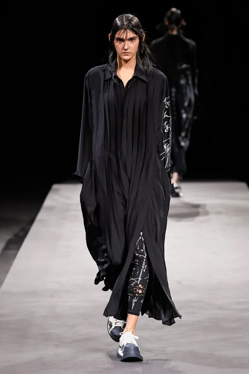 ヨウジヤマモト 2023年春夏コレクション Yohji Yamamoto’s Tattered Elegance Set a Halfway Mark for Paris’ SS23 Collections