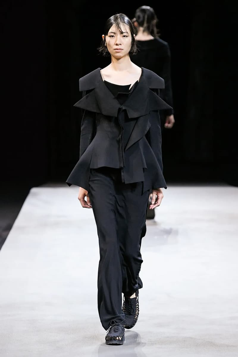 ヨウジヤマモト 2023年春夏コレクション Yohji Yamamoto’s Tattered Elegance Set a Halfway Mark for Paris’ SS23 Collections