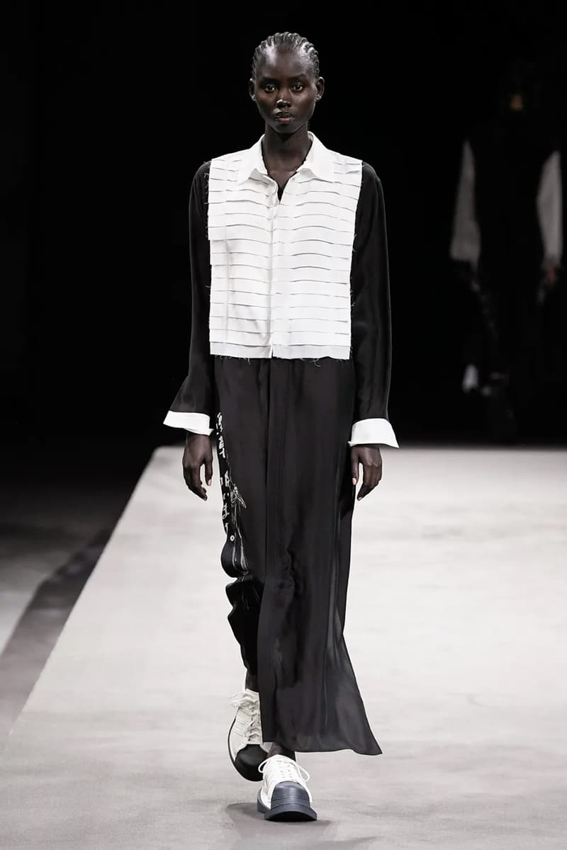 ヨウジヤマモト 2023年春夏コレクション Yohji Yamamoto’s Tattered Elegance Set a Halfway Mark for Paris’ SS23 Collections