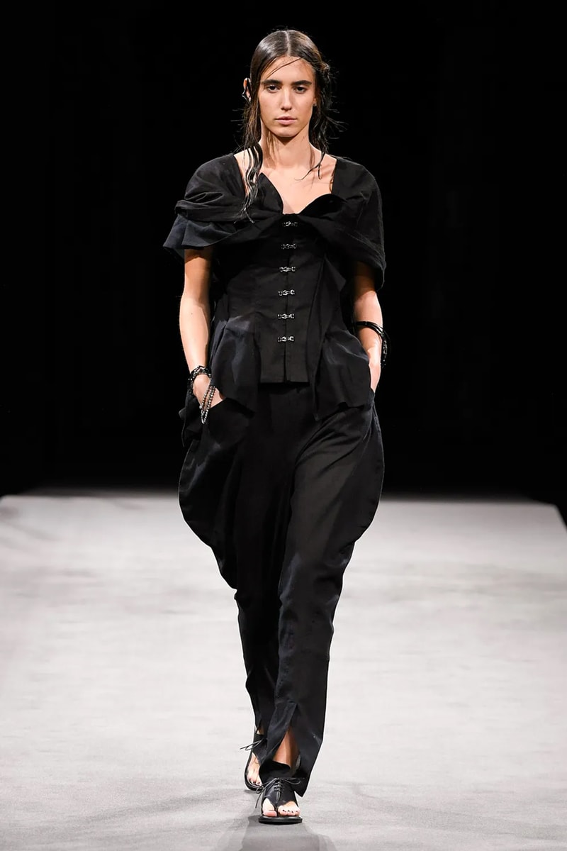 ヨウジヤマモト 2023年春夏コレクション Yohji Yamamoto’s Tattered Elegance Set a Halfway Mark for Paris’ SS23 Collections
