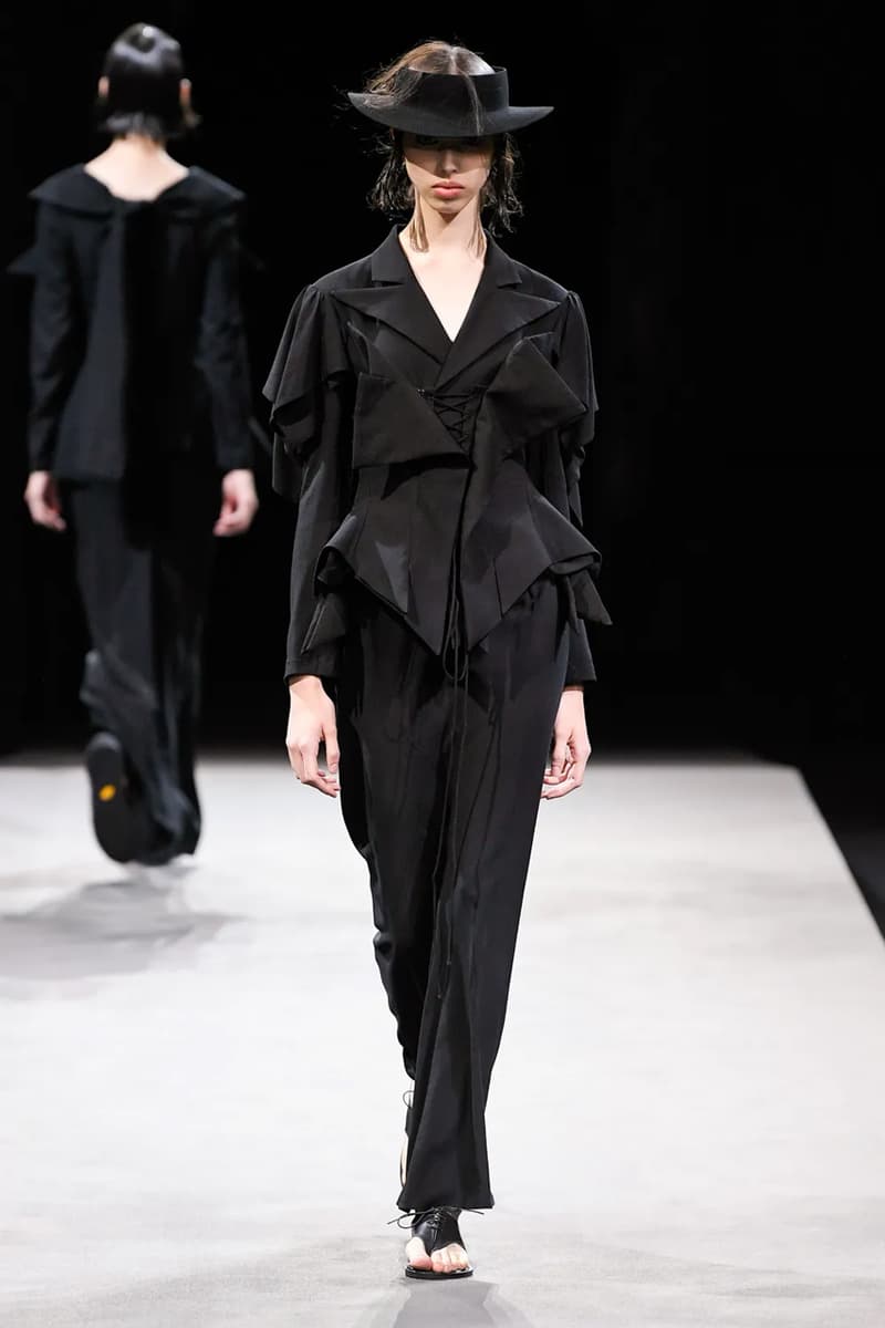 ヨウジヤマモト 2023年春夏コレクション Yohji Yamamoto’s Tattered Elegance Set a Halfway Mark for Paris’ SS23 Collections