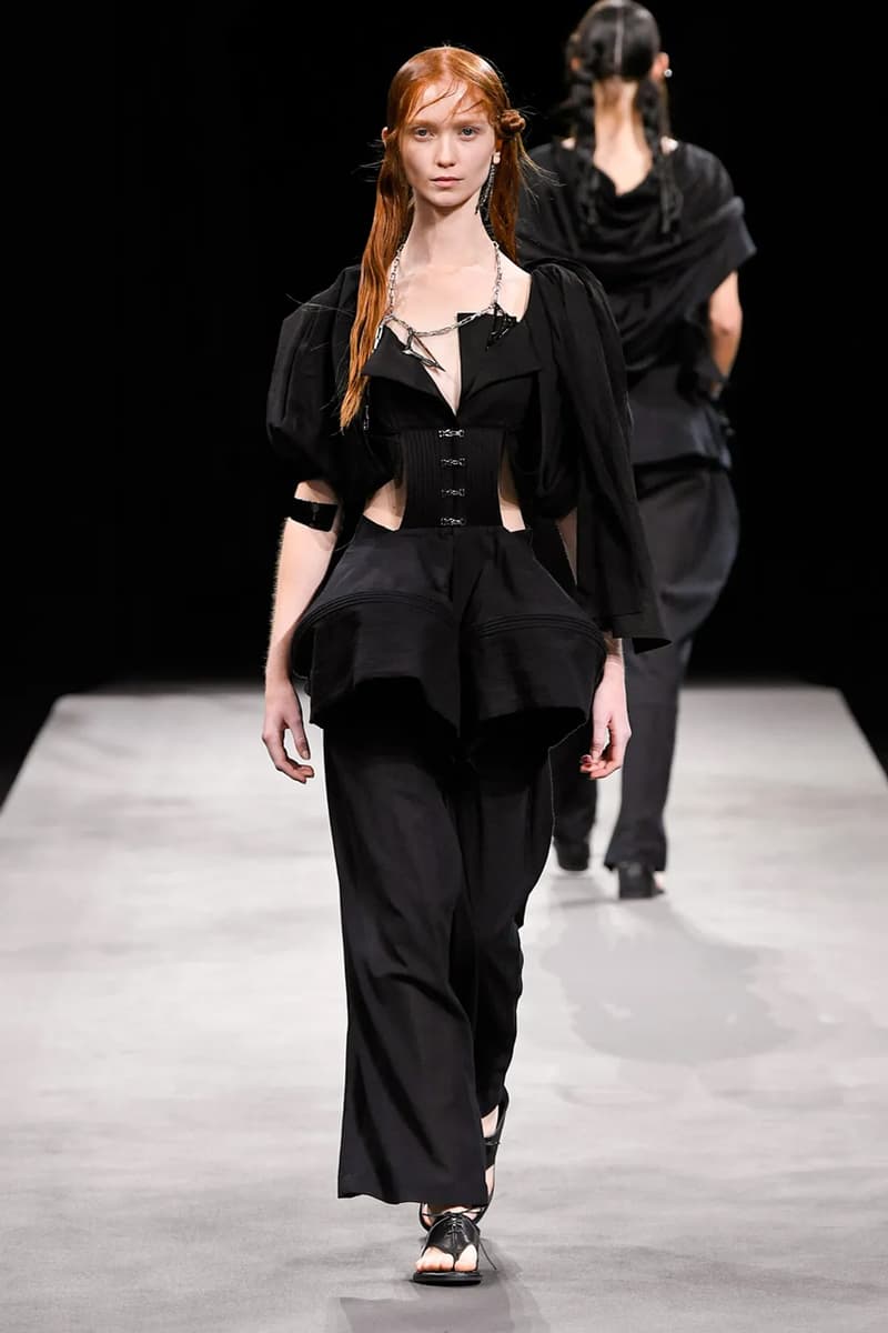 ヨウジヤマモト 2023年春夏コレクション Yohji Yamamoto’s Tattered Elegance Set a Halfway Mark for Paris’ SS23 Collections