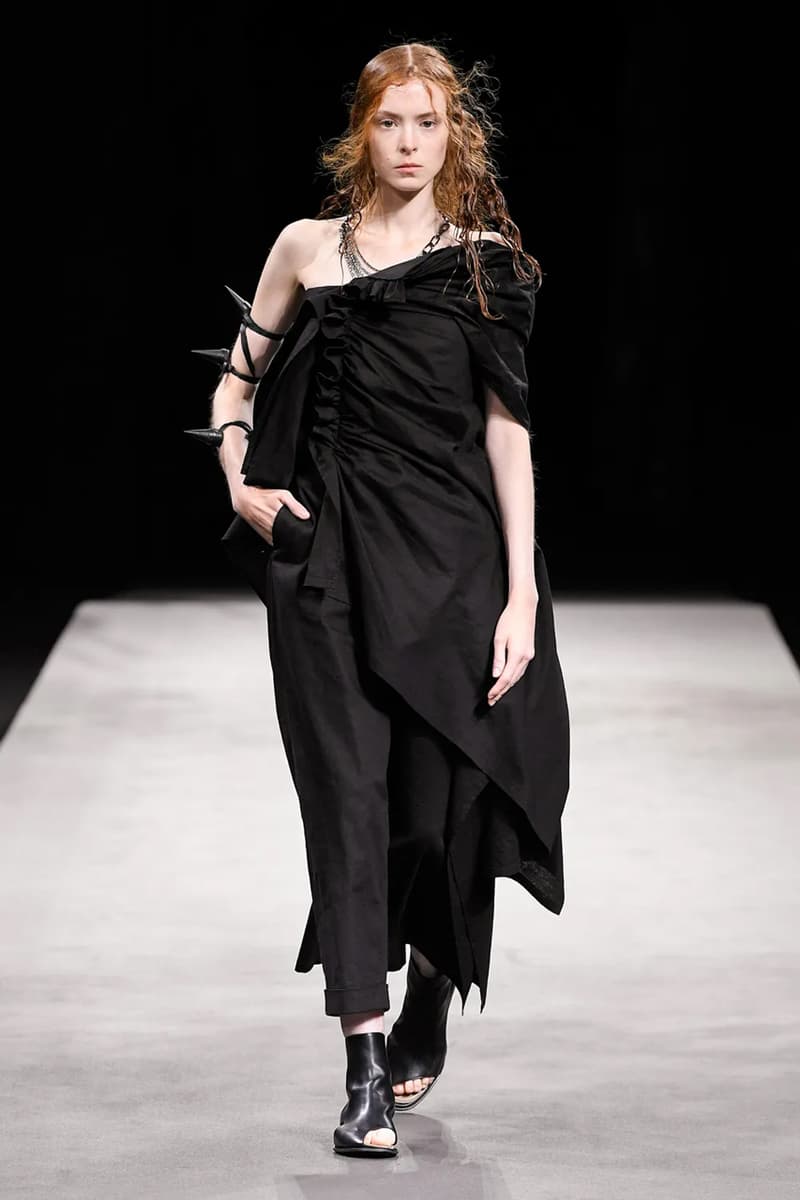 ヨウジヤマモト 2023年春夏コレクション Yohji Yamamoto’s Tattered Elegance Set a Halfway Mark for Paris’ SS23 Collections