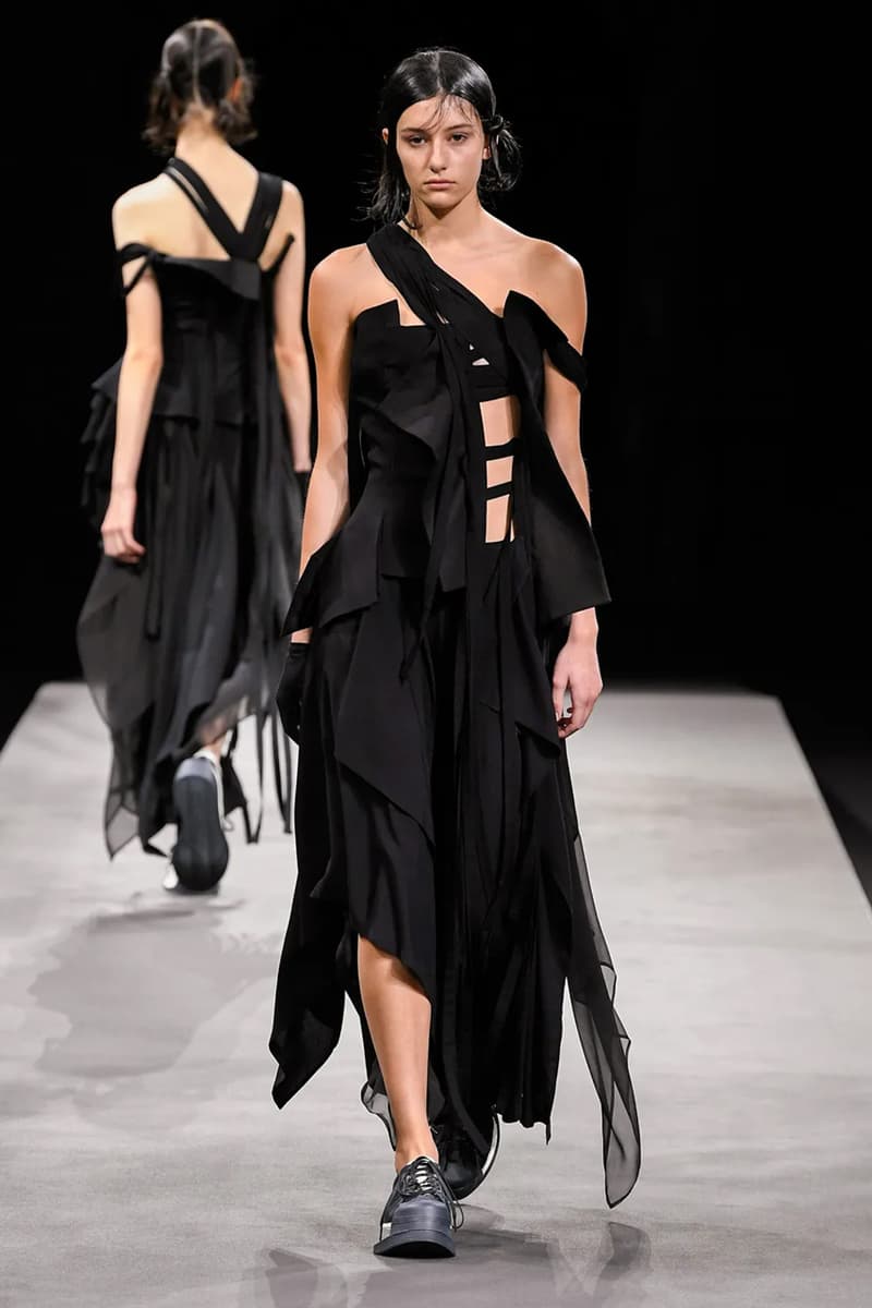 ヨウジヤマモト 2023年春夏コレクション Yohji Yamamoto’s Tattered Elegance Set a Halfway Mark for Paris’ SS23 Collections