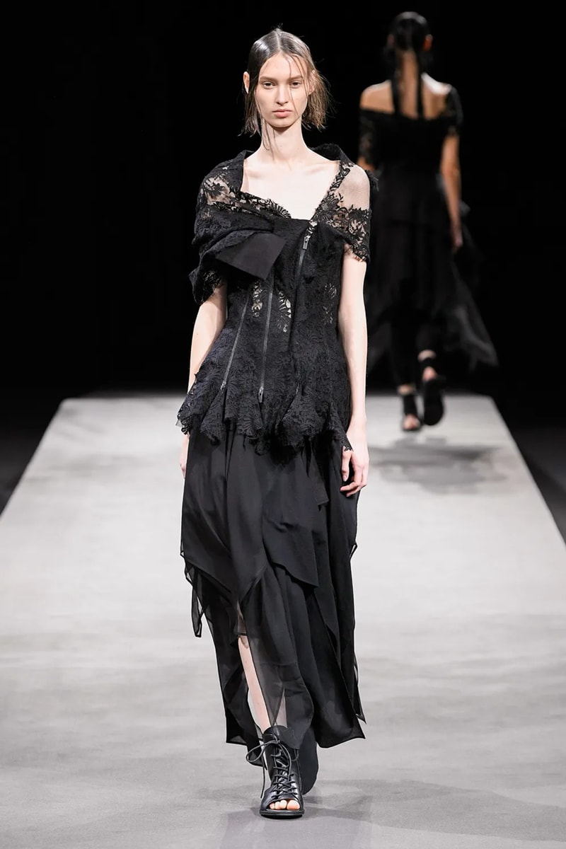 ヨウジヤマモト 2023年春夏コレクション Yohji Yamamoto’s Tattered Elegance Set a Halfway Mark for Paris’ SS23 Collections