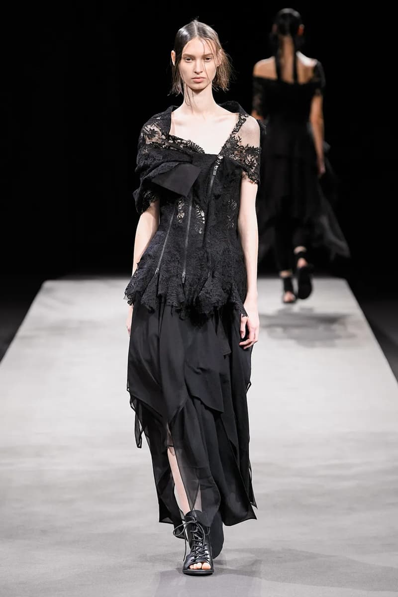 ヨウジヤマモト 2023年春夏コレクション Yohji Yamamoto’s Tattered Elegance Set a Halfway Mark for Paris’ SS23 Collections