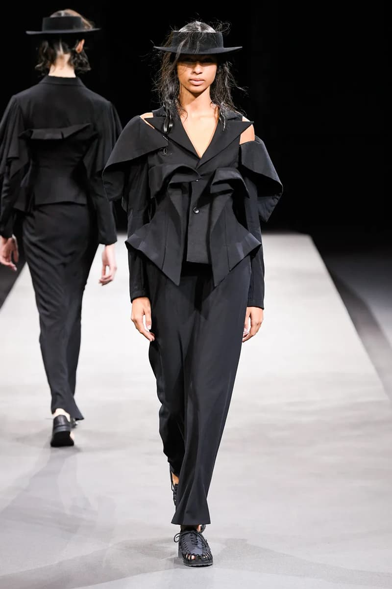 ヨウジヤマモト 2023年春夏コレクション Yohji Yamamoto’s Tattered Elegance Set a Halfway Mark for Paris’ SS23 Collections