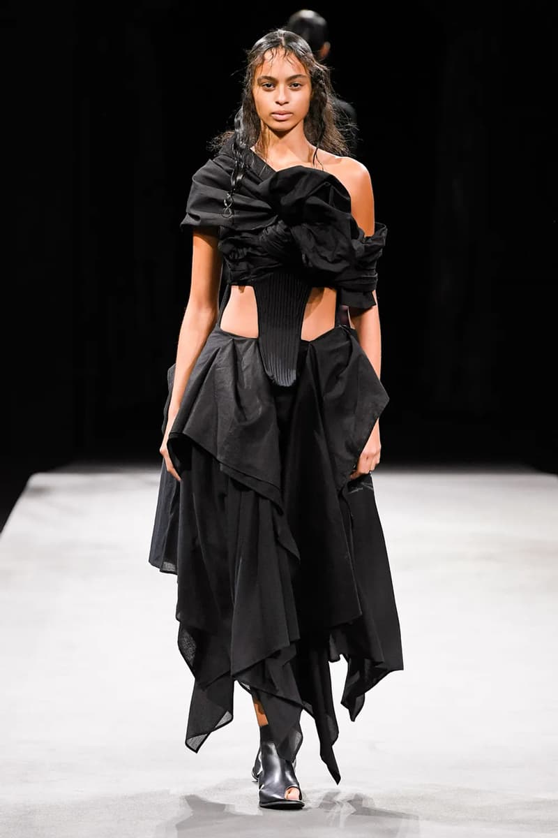 ヨウジヤマモト 2023年春夏コレクション Yohji Yamamoto’s Tattered Elegance Set a Halfway Mark for Paris’ SS23 Collections